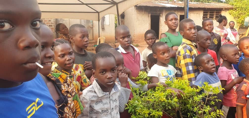 Niños reunidos durante un encuentro