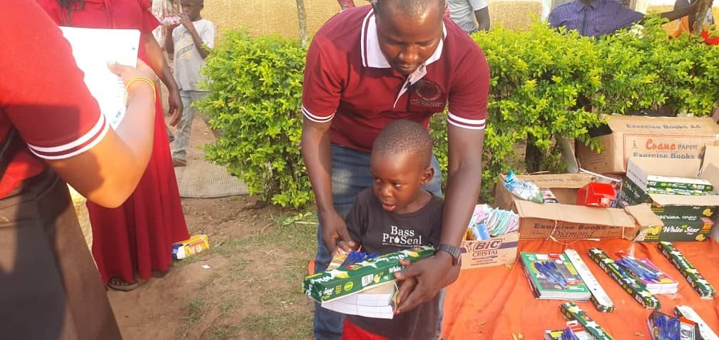 Entrega de material escolar con el equipo local